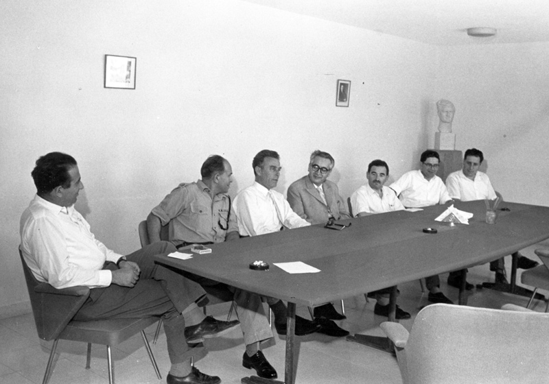 Chairman of Yad Vashem Dr. A. Kobobie with members of Police Bureau 06, 1960