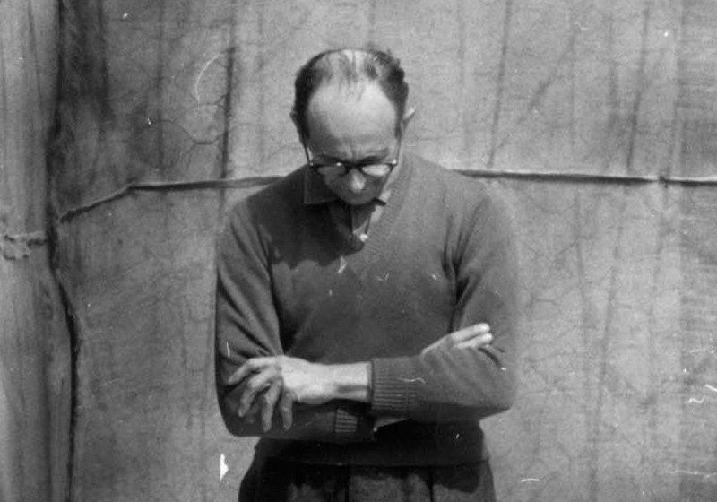 Eichmann en el patio de la prisión, 1960
