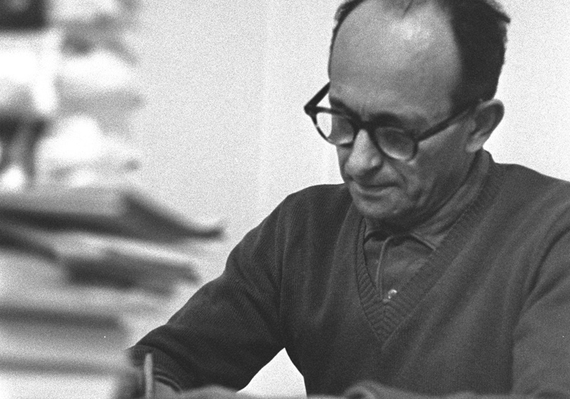 Eichmann preparándose para el juicio en su celda de prisión, 1960