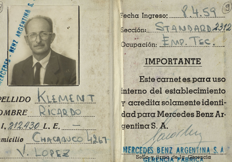 Eichmanns argentinische Kennkarte für Mercedes-Benz, ausgestellt auf den Namen Ricardo Klementt