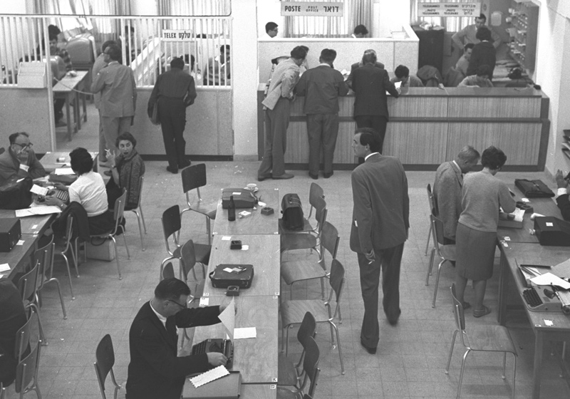 Sala de prensa fuera de la sala del tribunal, 1961