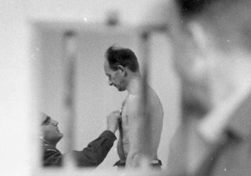 Eichmann wird in der Gefängniszelle einer ärztlichen Untersuchung unterzogen , 1960