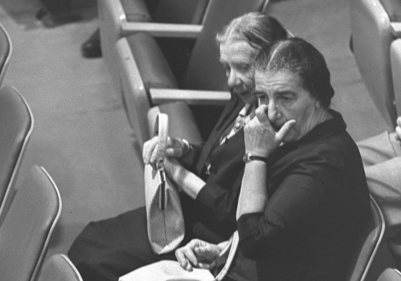 שרת החוץ גולדה מאיר (מימין) באולם בית המשפט