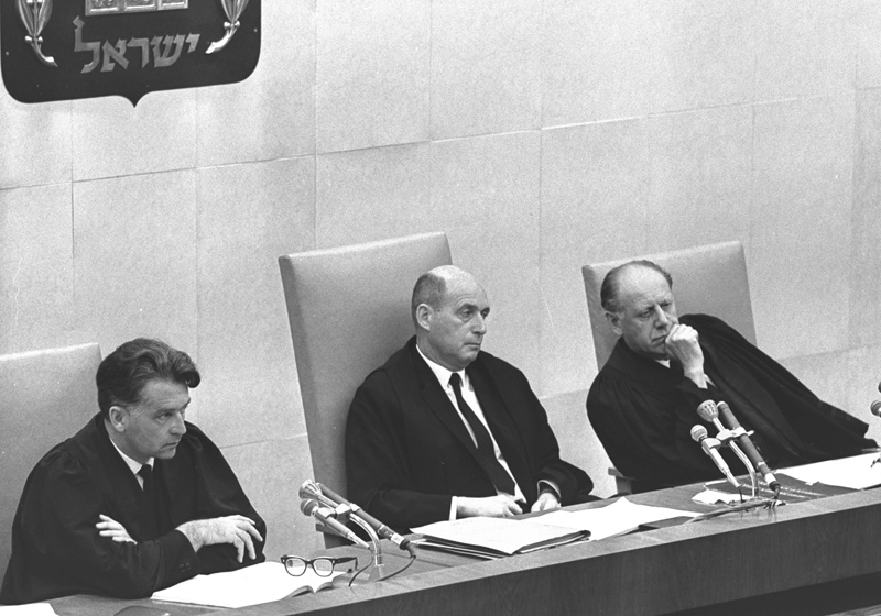 שלושת השופטים במשפט אייכמן: בנימין הלוי (משמאל), אב בית הדין משה לנדוי ויצחק רווה
