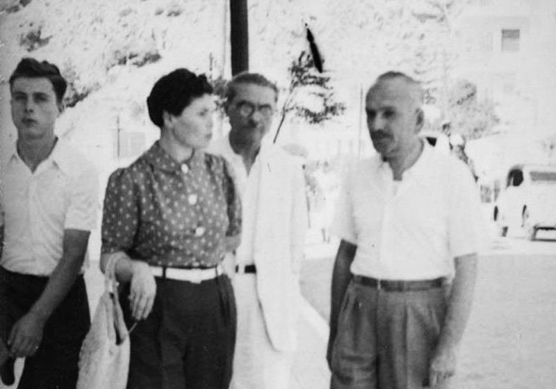 חסיד אומות העולם קונסטנטינוס קפלס עם בני משפחת אנג'ל. אתונה, 1949