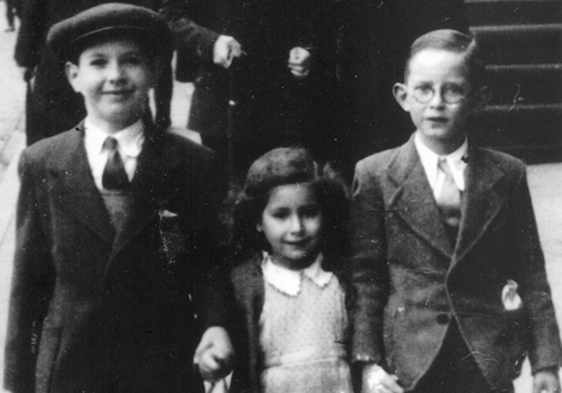 הנרי בירנבאום (משמאל, עם טלאי צהוב על בגדו), אחותו שרלוט וחברם סילביאן קלפהולץ