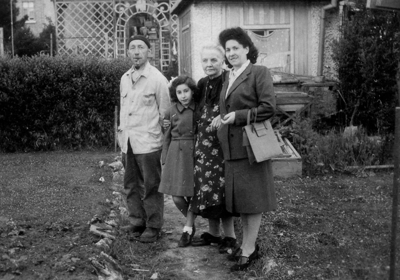 ז'וז'ף ולאוני מוראן – חסידי אומות העולם עם הודס (מימין) ושרלוט בירנבאום. גודין-סור-מז, בלגיה, 1947