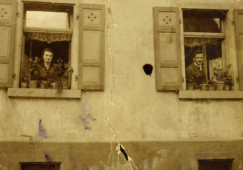 ולטר והרטה מאייר בביתם ברטיבור שבגרמניה לפני המלחמה