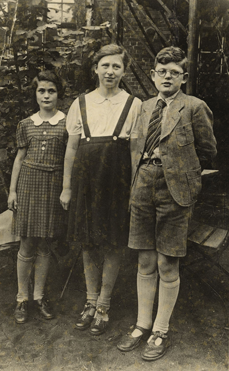 Arje (Alfred) Mayer, ein unbekanntes Mädchen (mitte) und Arjes Schwester Ilse (Ilana), Ratibor Deutschland