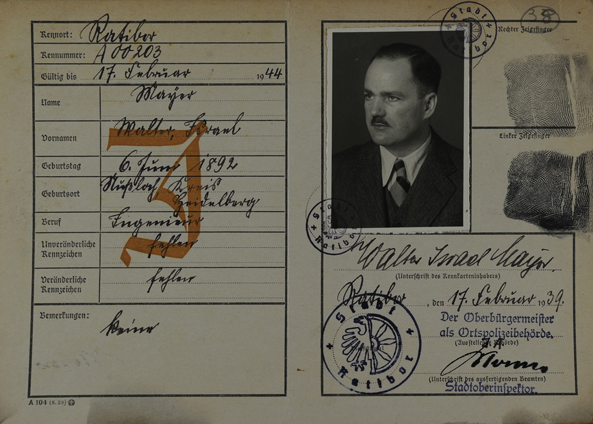 Der Pass von Walter Israel, signiert mit einem J - Jude, ausgestellt 1939