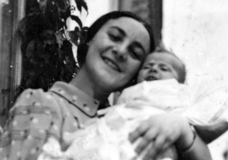 Elsa Harnik and her baby daughter Iza.  Brody, Poland, 1938