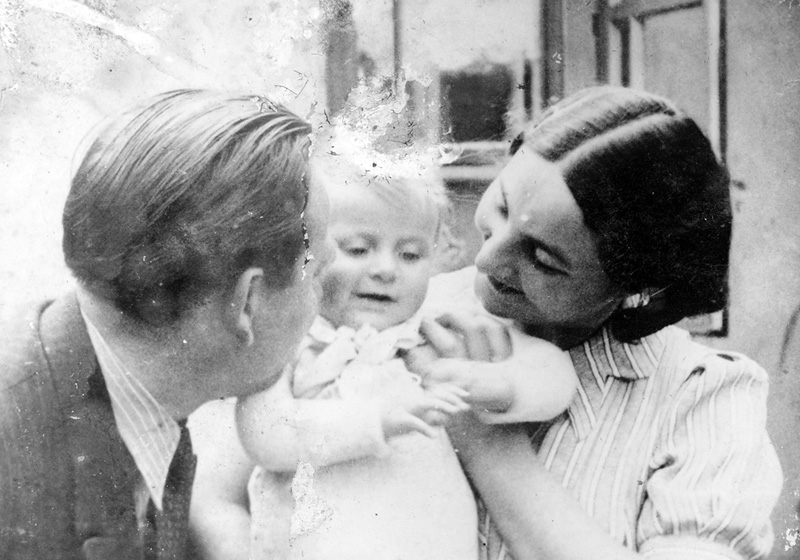Elsa and Kalman Harnik and their daughter Iza. Poland, 1939