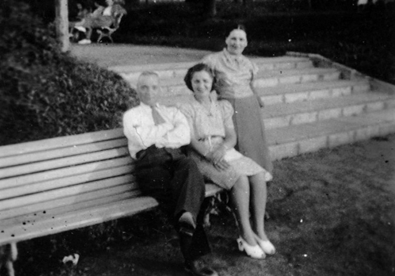 בני הזוג קרלינסקי, הוריה של רעיה, יחד עם אחייניתם. פולין, לפני המלחמה