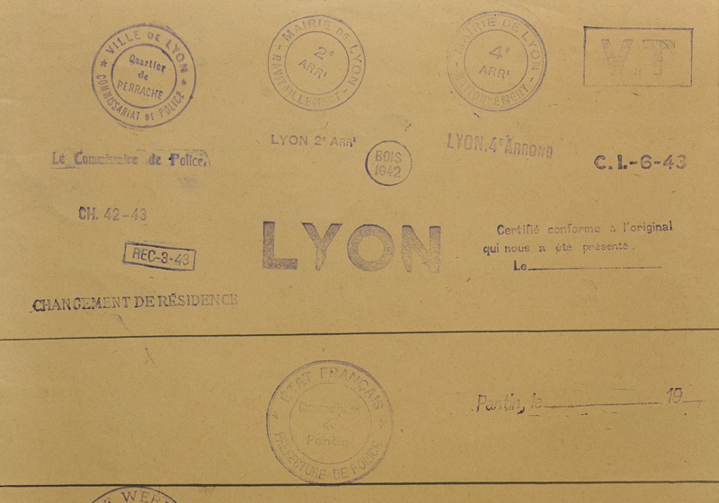 דפים עליהם מוטבעות חותמות הקשורות למקומות שונים בצרפת