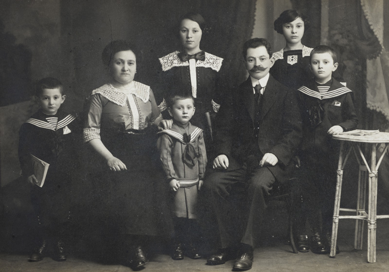 The Fischhab family. Krakow, 1913
Front, from right: Zygmunt, his father Aleksander, his brother Salek, his mother Regina and his brother Iziu