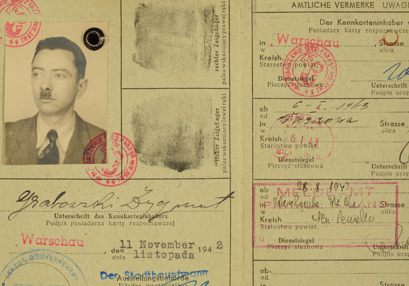 תעודת זהות מזויפת על שם בן הדת הקתולית זיגמונט גרבובסקי (Grabowski) – שמו הבדוי של זיגמונט פישהב.  התעודה הונפקה בוורשה בנובמבר 1942