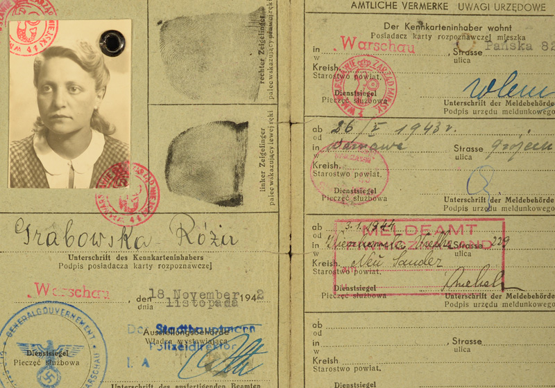 תעודת זהות מזויפת על שם בת הדת הקתולית רוזה גרבובסקי (Grabowski)  – שמה הבדוי של זוז'יה פישהב. התעודה הונפקה בוורשה בנובמבר 1942