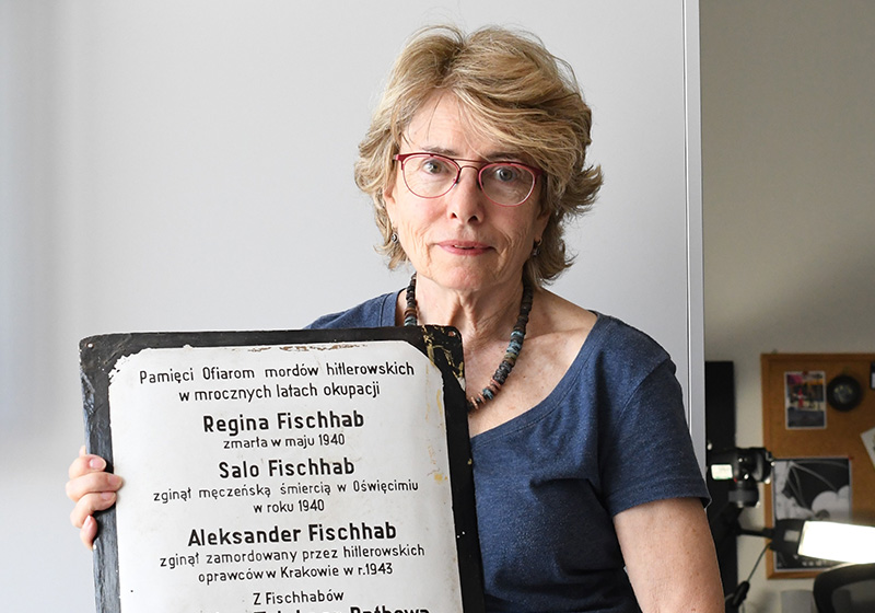 סופי דיאמנט תורמת ליד ושם לוח עם שמות בני משפחת פישהב שנרצחו בשואה