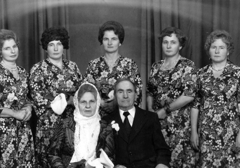 מיכאיל ואנסטסיה יושקביץ, חסידי אומות העולם, בחגיגת יובל לנישואיהם יחד עם חמש בנותיהם