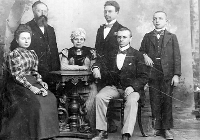 Nathan and Yehudit Eschwege and their children.  Germany, circa 1900
