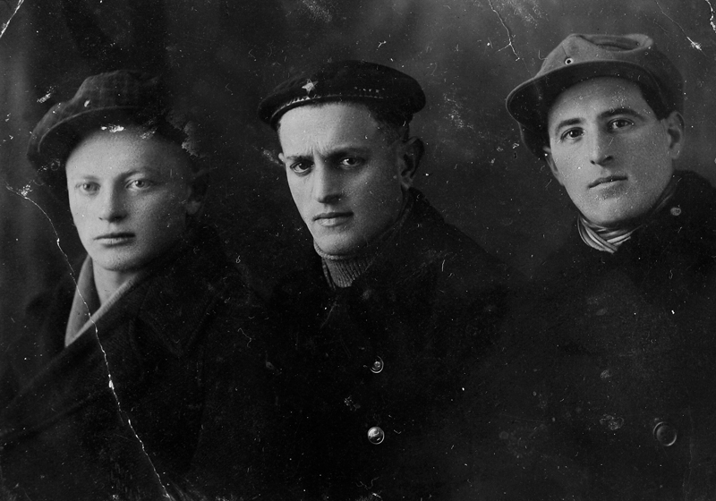 En partant de la droite : les frères Piotr et Boris London et leur ami Waldman. Kiev, 1930