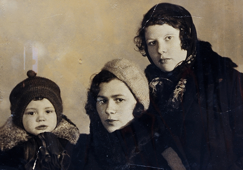 רוזליה לונדון (במרכז) ובנה פליקס. קייב, 1936