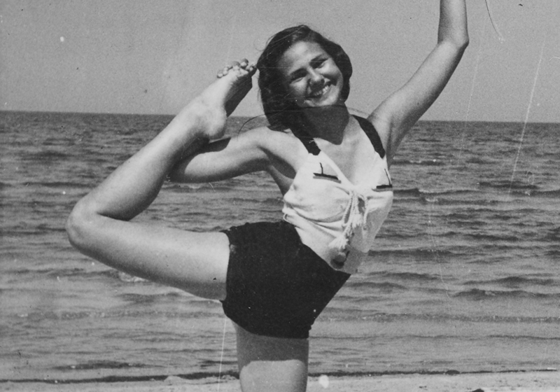 סוניה זבשינסקי בתרגיל התעמלות על חוף הים. יורמלה, לטביה, 1940