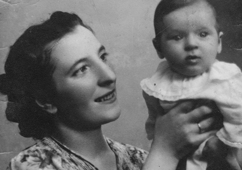 בטי שרף ובנה שמחה-בונם, בן שלושה חודשים. יאשי, רומניה, 1941