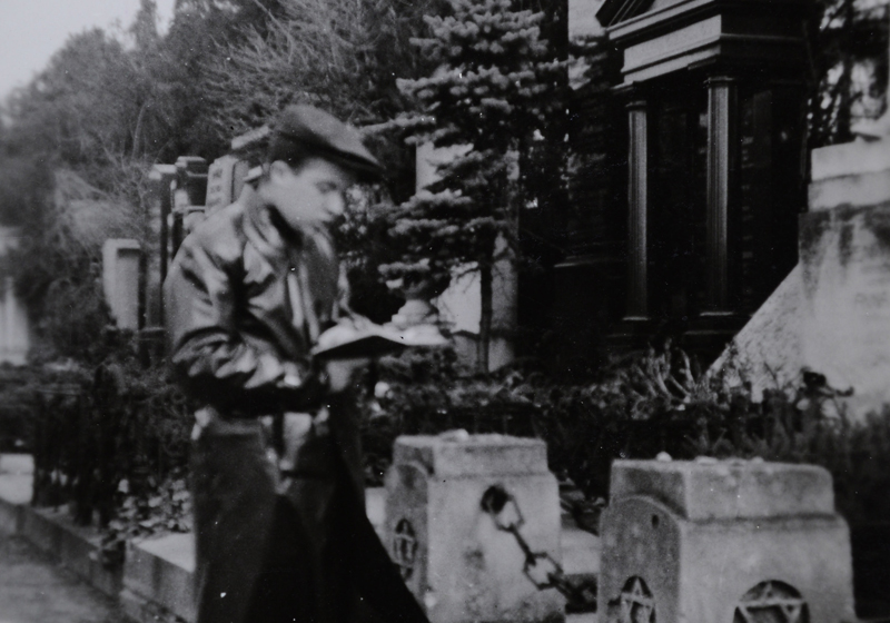 לאו-יהודה קנסבך מבקר את קברו של בנימין זאב הרצל בבית העלמין בווינה לפני עלייתו לארץ ישראל, פברואר 1939