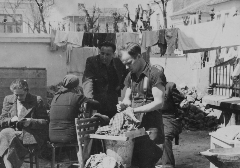 Leo-Yehuda Knesbach (später Ben-Yehoshua) im Flüchtlingszentrum in Rumänien vor seiner Einwanderung nach Eretz Israel, 1939