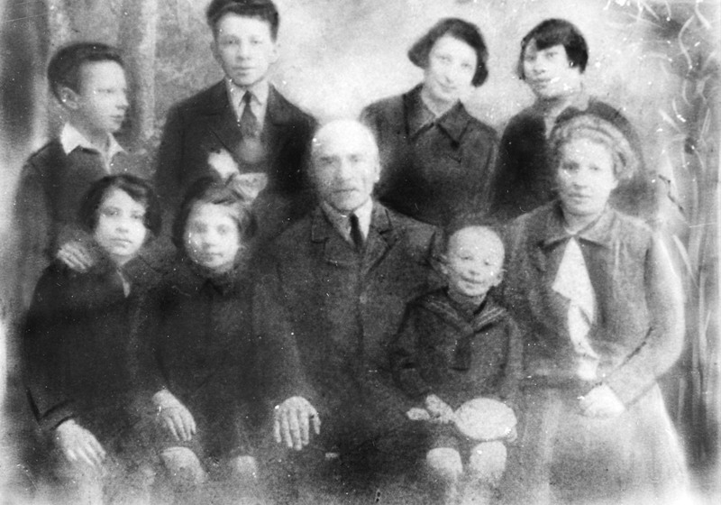 Eta and Jacob Bernstein with their children. Ylakiai, Lithuania, circa 1930