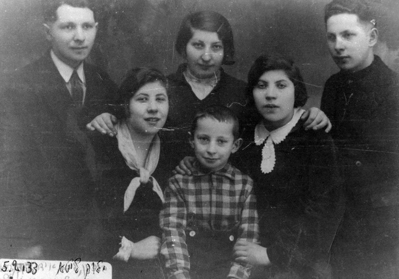 האחים והאחיות לבית ברנשטיין. ילוק, ליטא, פברואר 1933