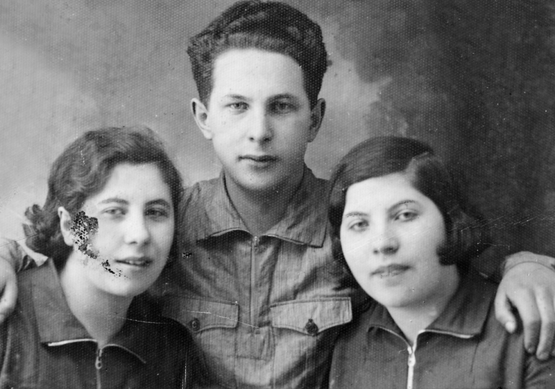 Rivka Bernstein (from right) and her siblings, Benzion and Hinda .  Ylakiai, Lithuania, February 1935
