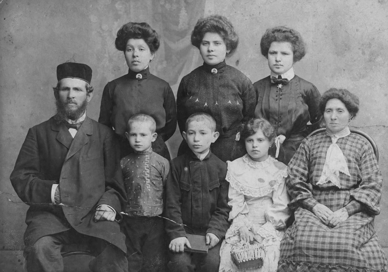 Zalman and Golda Shepshelevic and their children, including Avraham. Dyatlovo, Russia, early 20th century