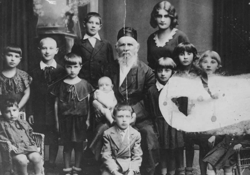 Zalman Shepshelevic with his grandchildren. Zdzięcioł, Poland, prewar