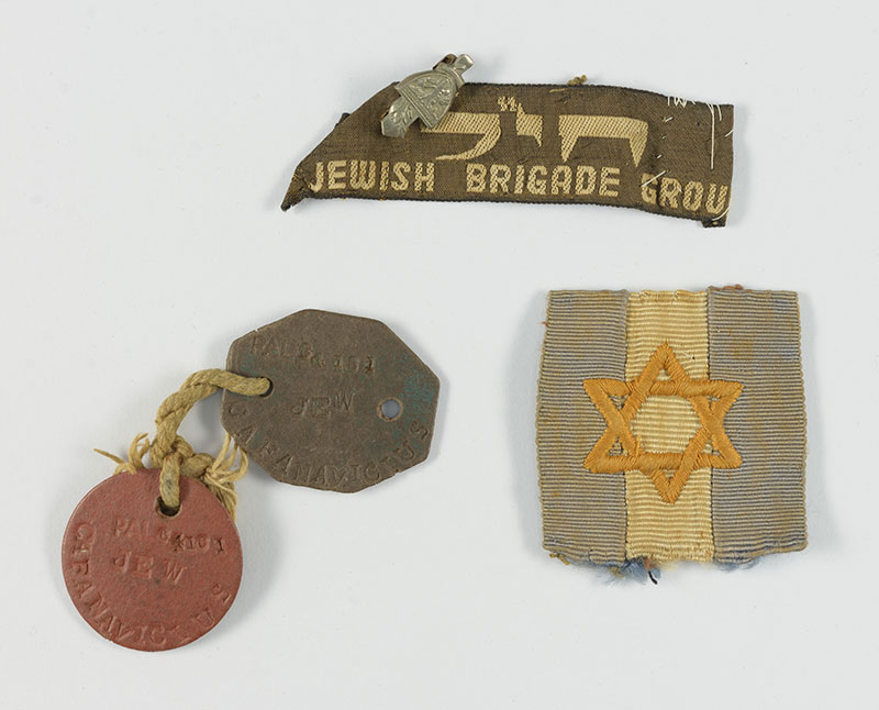Нашивка Еврейской бригады и идентификационные жетоны, принадлежащие Шмуэлю Гафни из киббуца Мишмарот, который записался в армию, чтобы воевать с нацистами