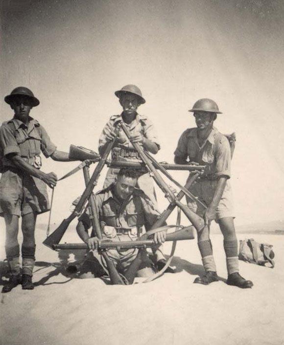 שמואל גפני (מימין) עם חבריו לבריגדה היהודית בצבא הבריטי