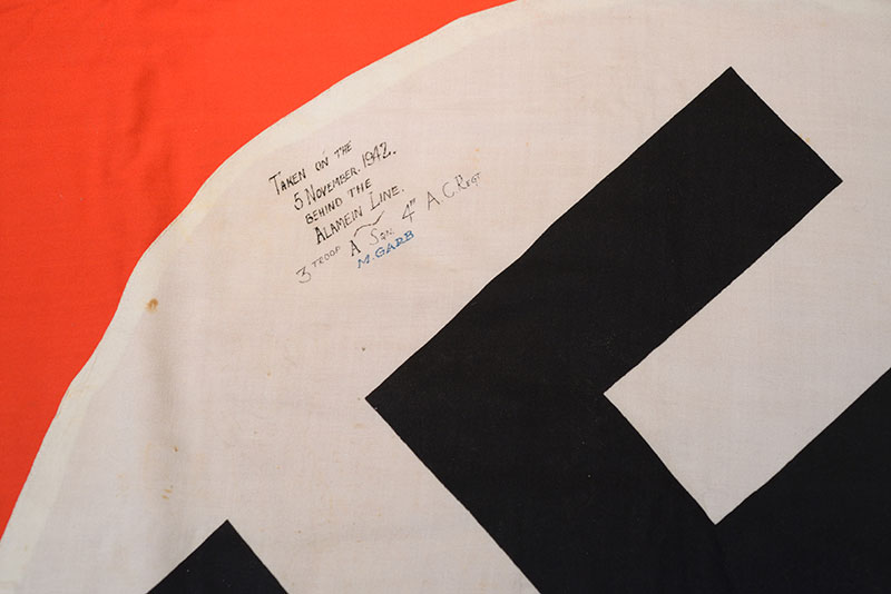 Bandera nazi encontrada por Marius Garb en un vehículo abandonado después de la batalla de El Alamein