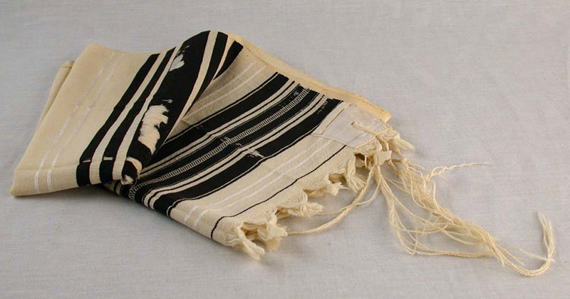 Prayer shawl found at Majdanek by Moshe Lersky