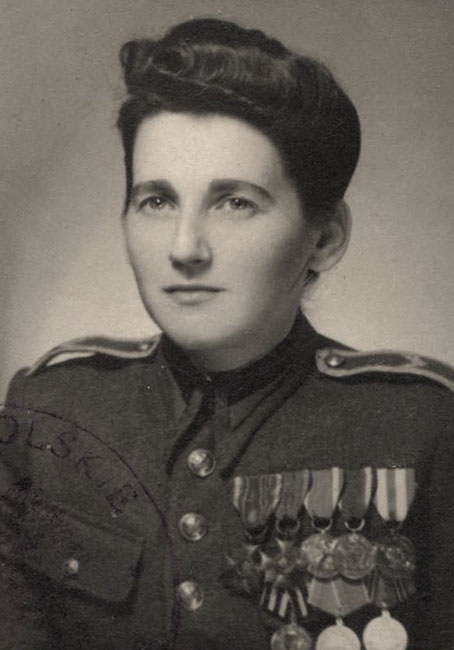 ארנסטינה-יאדיה קרקוביאק לאחר קבלת המדליות לציון שירותה בצבאות שלחמו בנאצים