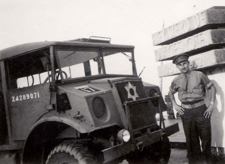 יצחק רוז עם מכוניתו הצבאית (על המכונית - מגן דוד), יוני 1945