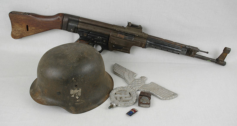 רובה, קסדה ופריטים צבאיים נאצים שנלקחו כשלל בידי פאול רוזנבלט