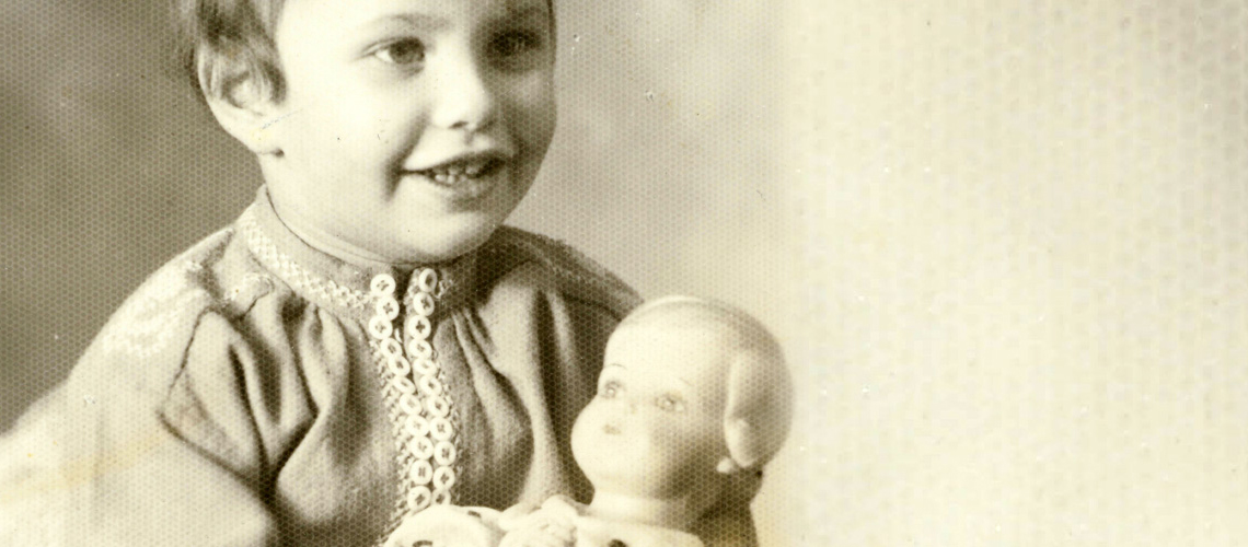 לורה שטרן עם בובתה אינגה בגרמניה ב-1941, זמן קצר לפני שעזבו לארצות הברית