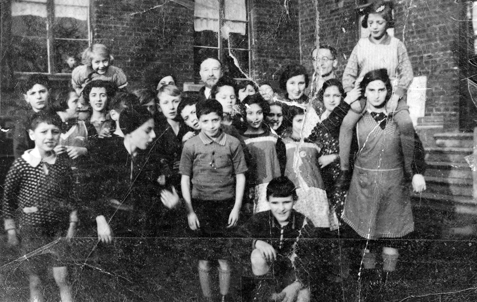 Los niños del orfanato de Dinslaken junto con el personal, Alemania, 1935