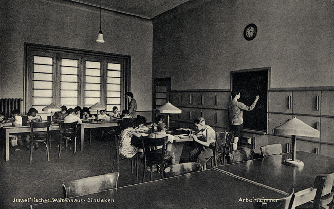 Los niños estudiando en el aula del orfanato judío de Dinslaken, Alemania, entre 1932-1938.