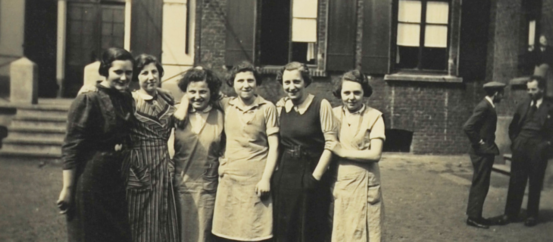 Seminarstudenten im Hinterhof des jüdischen Waisenhauses in Dinslaken vor dem Krieg