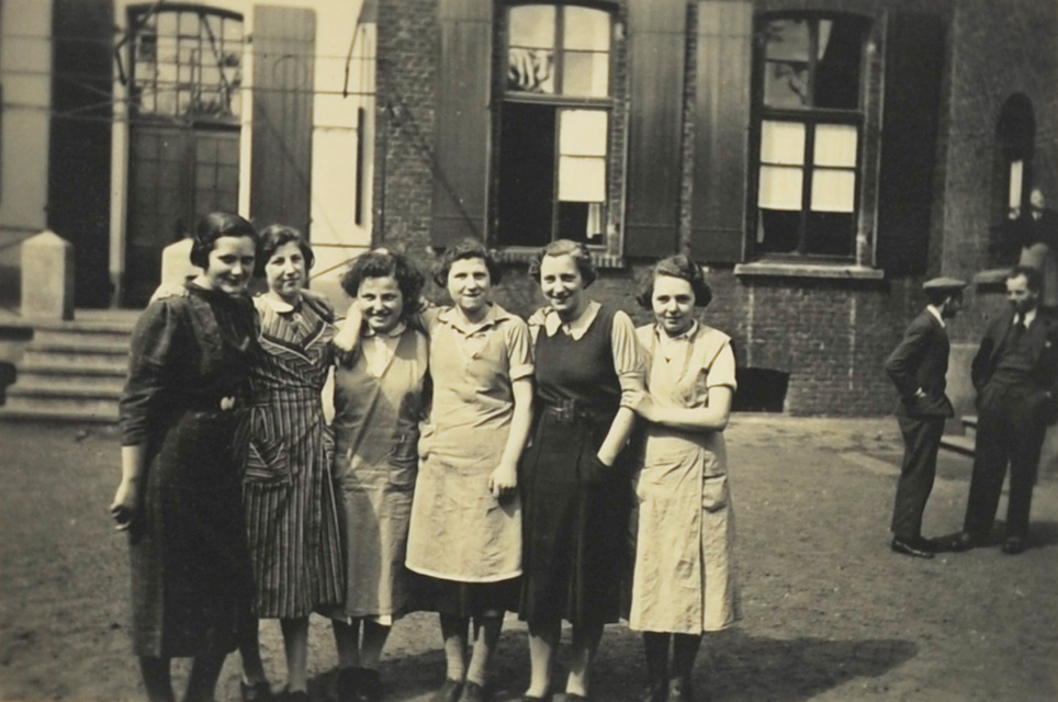 Estudiantes del seminario en el patio trasero del orfanato judío de Dinslaken, Alemania, antes de la guerra