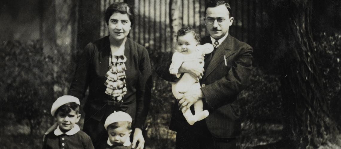 Avraham-Arthur, Rachel-Martha, and their children, Shmuel, Yossi and Chana Kohn, Mannheim, Germany, 1937