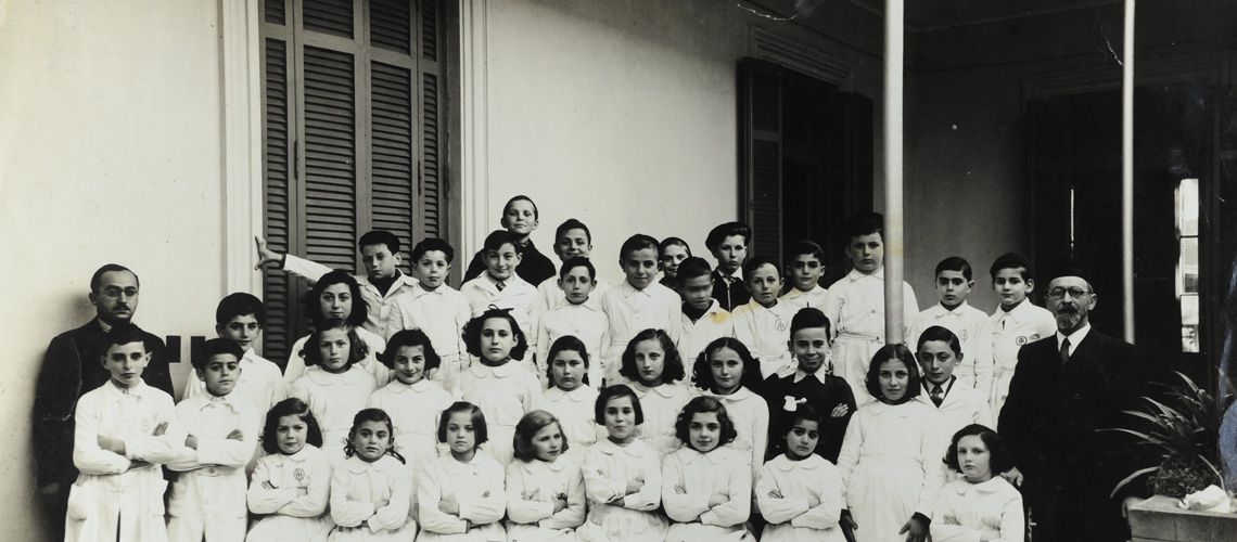Die jüdische Schule „Achdus Yisroel“ in Buenos Aires, Argentinien, mit dem Lehrer Avraham Kohn (links) und Yossi Kohn (obere Reihe, zweiter von links), 1944