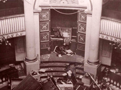 La destrucción dentro de la Sinagoga Stadttempel en Viena, que fue profanada durante el pogromo de la Kristallnacht, 9-10 de noviembre de 1938